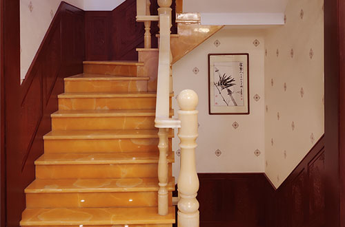海拉尔中式别墅室内汉白玉石楼梯的定制安装装饰效果