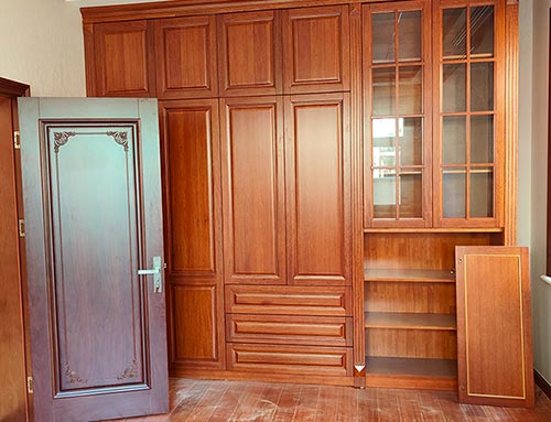 海拉尔中式家庭装修里定制的实木衣柜效果图